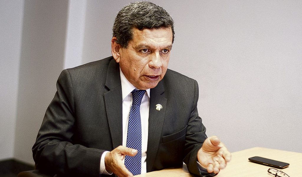 Betssy Chávez confirma que Hernando Cevallos será el nuevo ministro de Salud