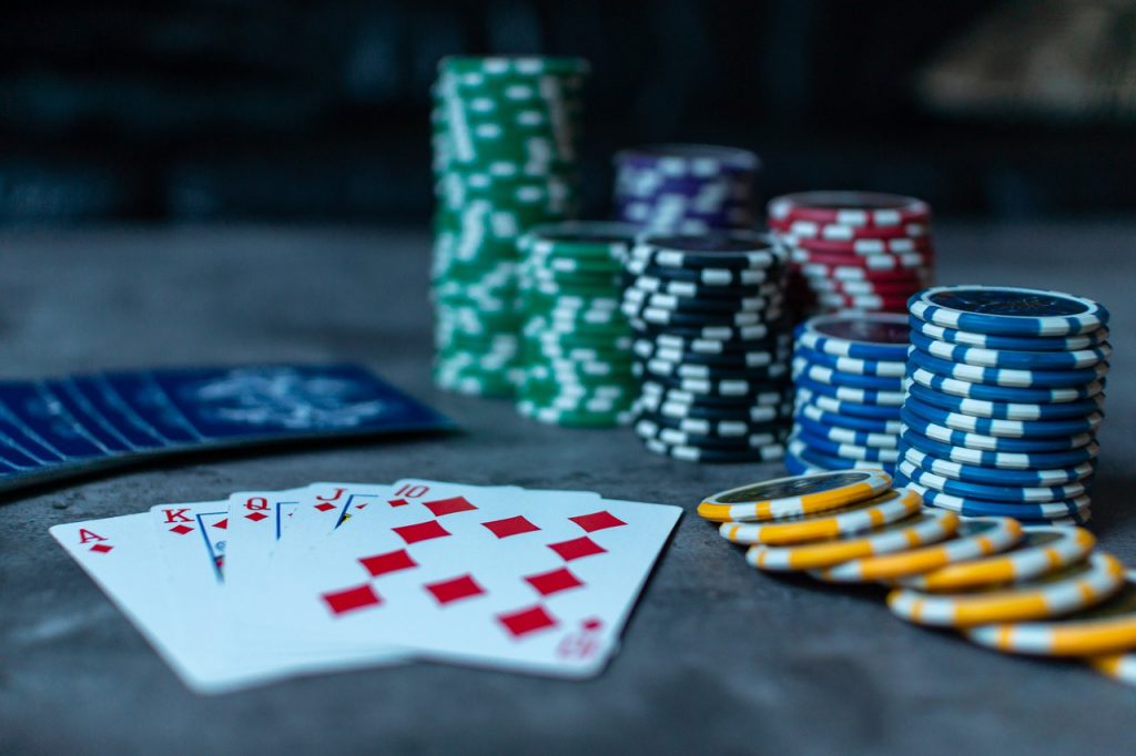 El póquer es uno de los juegos de apuestas más popular en todo el mundo, en él se barajan cartas con las que los jugadores juegan y apuestan entre sí teniendo en consideración el valor de la carta que haya tocado en sus respectivas manos