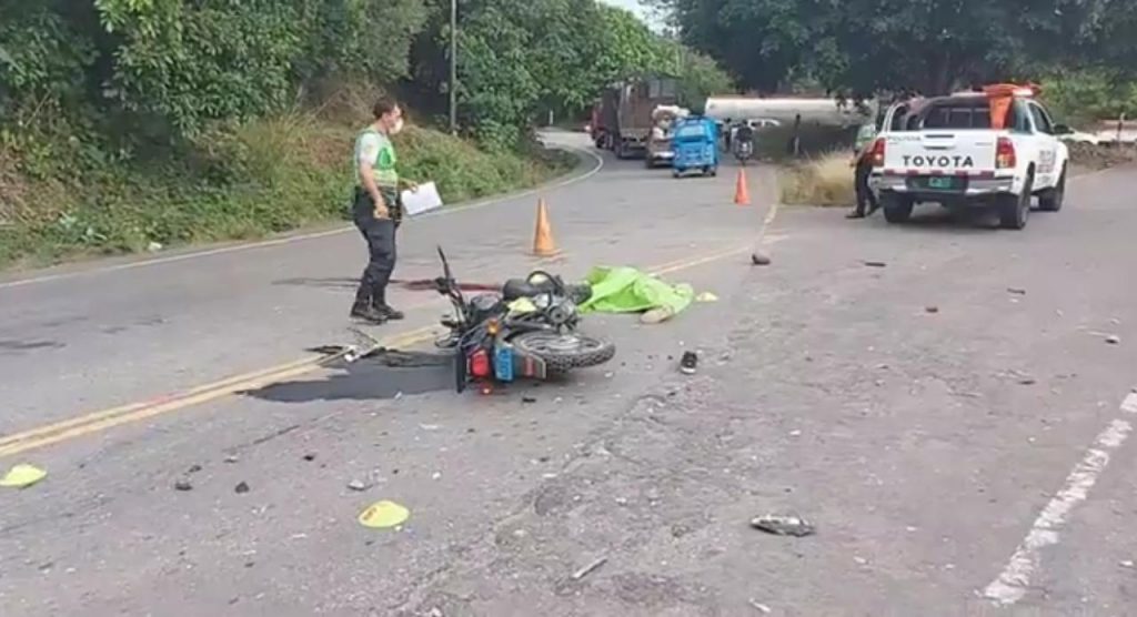 Motociclista muere tras colisionar con camión