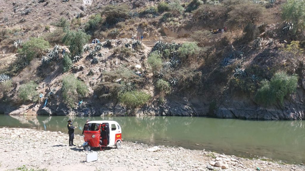Mujer muere y su bebé desaparece tras accidente de trimóvil en río Huallaga