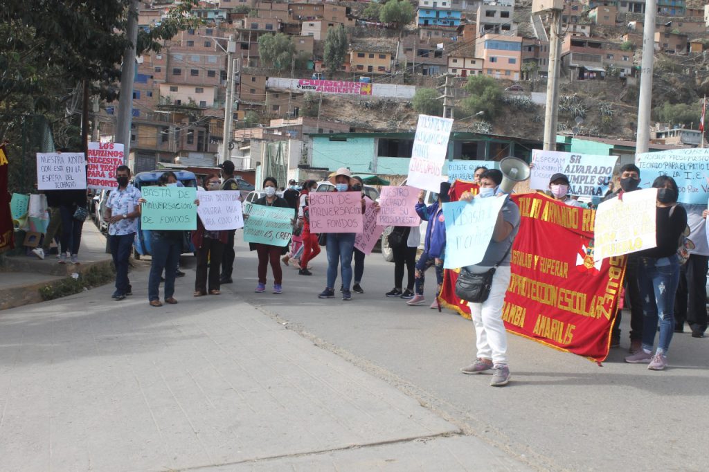 Padres de familias del Julio Armando Ruíz Vásquez protestan por falta del techado de campo deportivo