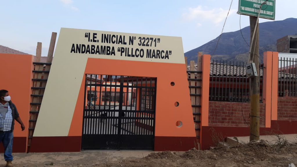 Padres y profesores exigen entrega de nueva infraestructura de la escuela de Andabamba