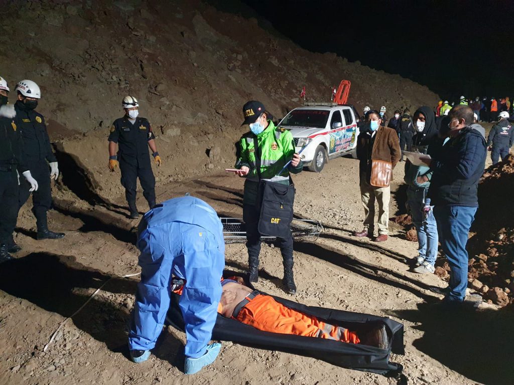 Trabajador de CR20 muere tras volcamiento de una unidad de transporte tipo volteo