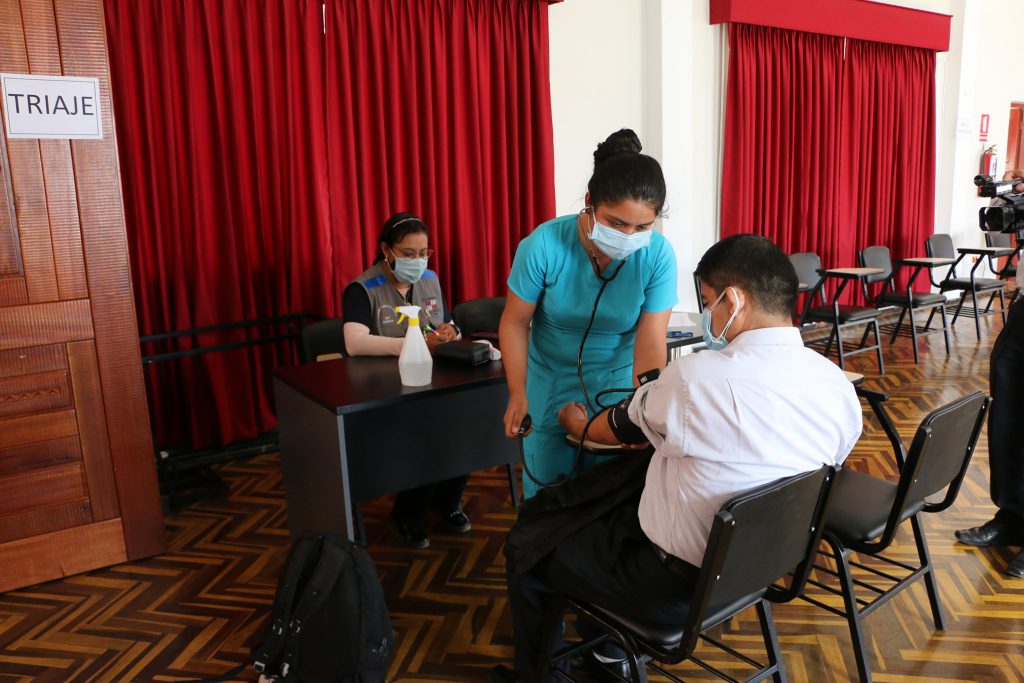 Vacunan contra la COVID-19 a jueces y trabajadores de la corte de Huánuco