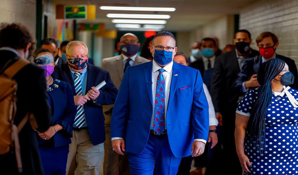 Biden envía a Perú a su secretario de Educación para la toma de posesión de Pedro Castillo