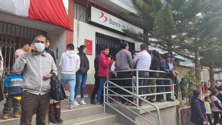 Pistoleros asaltan banco