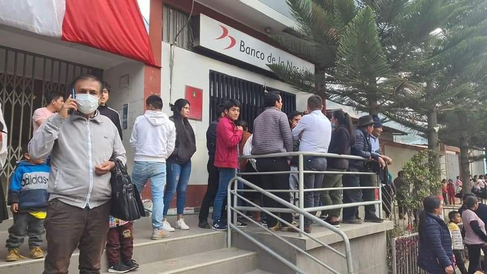 Pistoleros asaltan banco