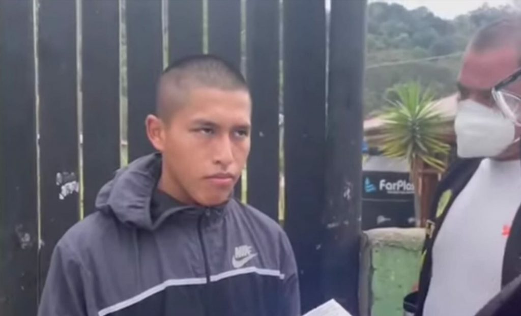 joven acuchilla y mata