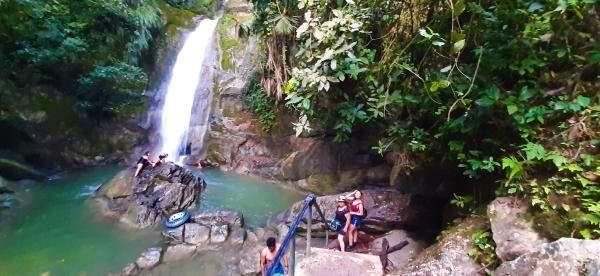 El menor ingresó a bañarse a una de las pozas, pero se habría golpeado la cabeza con una de las piedras y murió ahogado.