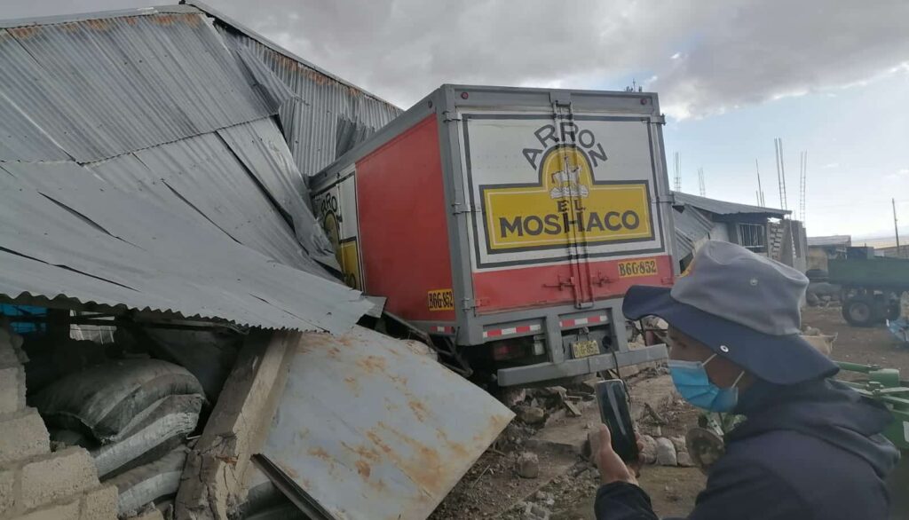 se empotra contra vivienda