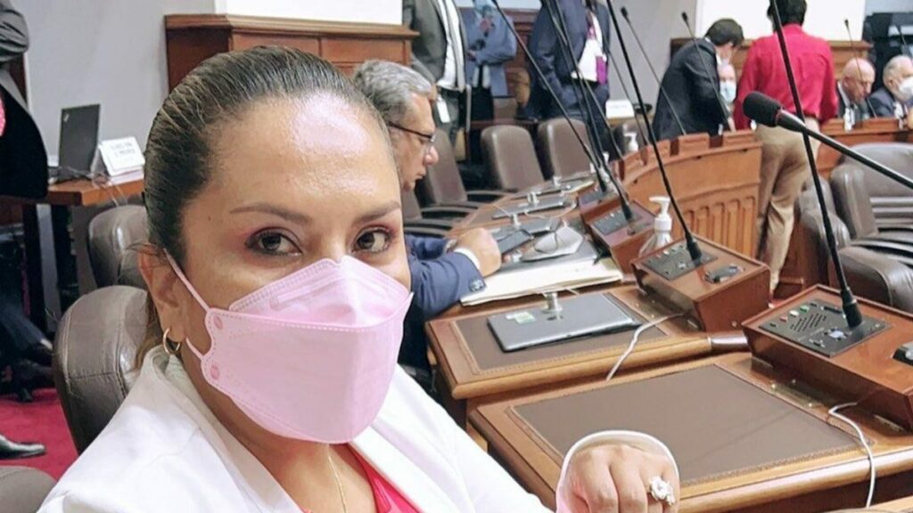 censurada por complicidad