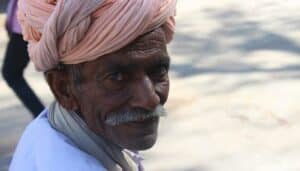 Hombre se jacta de tener 12 esposas