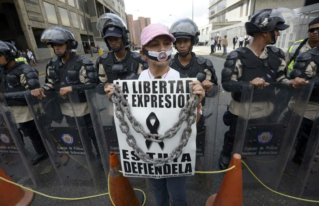 Clausuró emisoras radiales