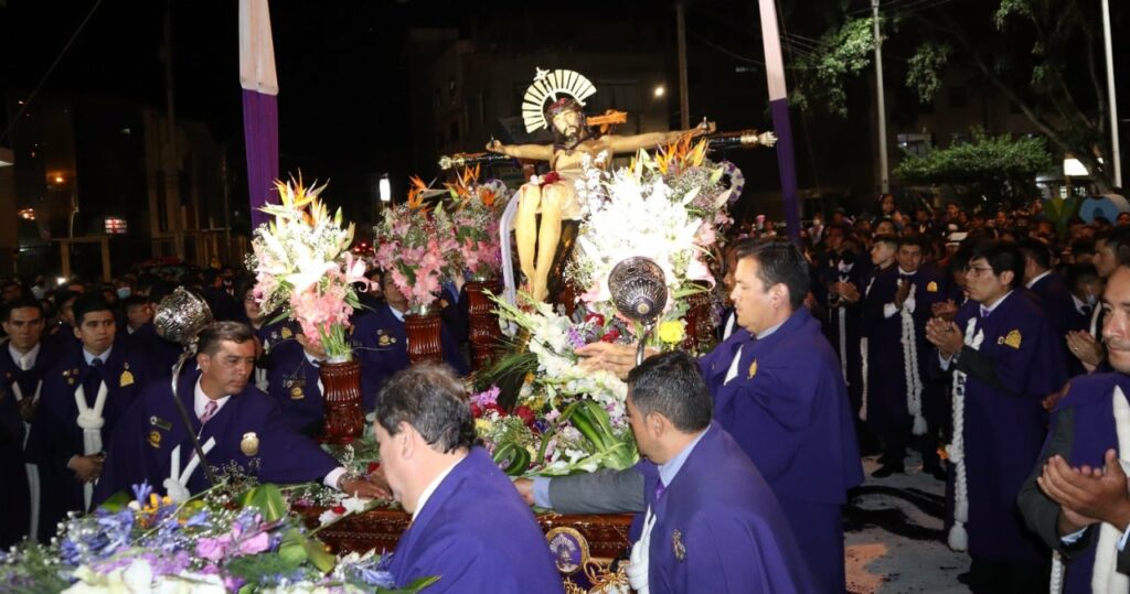 Alcalde de Amarilis entregó medalla al Señor de Burgos