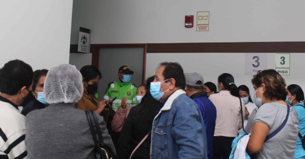 Exigen renuncia del director