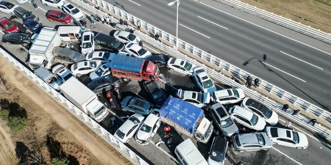 Chocaron por intensa neblina