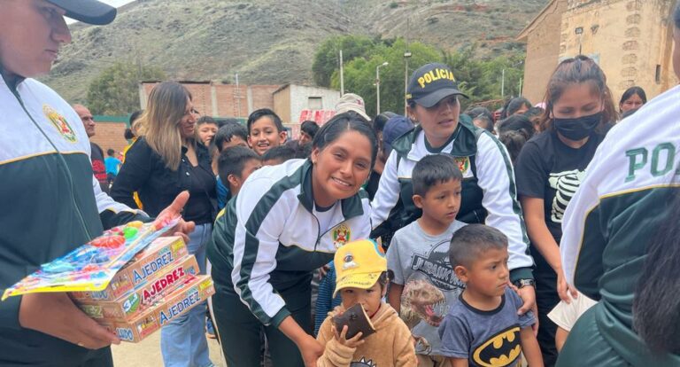 Policías llevan alegría