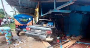 Automóvil se estrelló contra vivienda