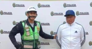 Armando Zevallos Segundo (36) fue detenido por policías de la Unidad de Tránsito y Seguridad Vial, al contar con una orden de captura por no cumplir con la pensión de alimentos para su menor hijo. La intervención ocurrió durante el operativo “Rastrillaje 2022”, desarrollado en diferentes puntos críticos de Huánuco, al solicitar información con sus datos, el sistema arrojó que estaba buscado por la justicia. Se conoció que el sujeto tenía una orden de captura a solicitud del Juzgado Penal Unipersonal de Huánuco, por lo que fue trasladado a la carceleta judicial, a fin de ser puesto a disposición de la autoridad correspondiente.