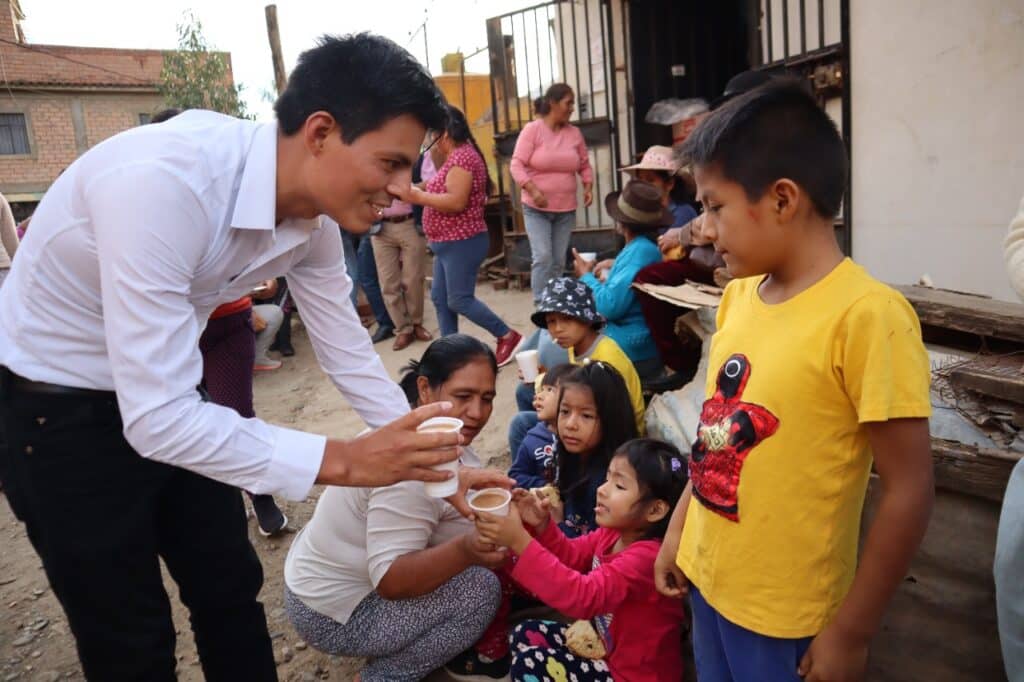 Brindó chocolatada a niños