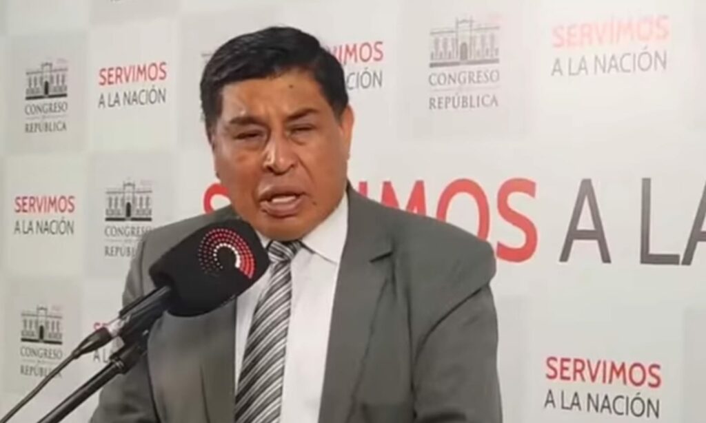 Dávila criticó a congresistas