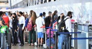 Turistas se encuentran varados