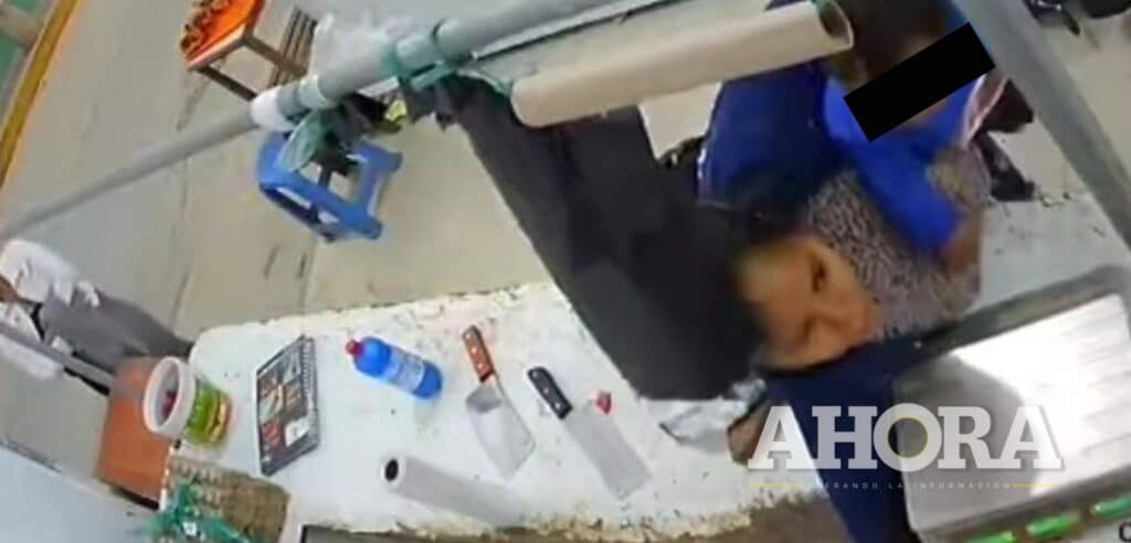 Mujer con un hijo en brazo roba dinero