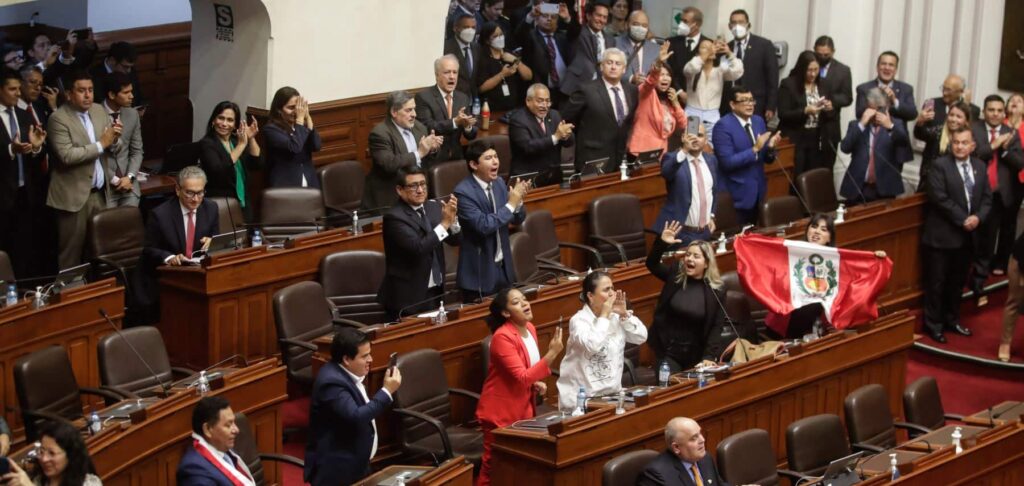 Lo que el pueblo da, el pueblo quita