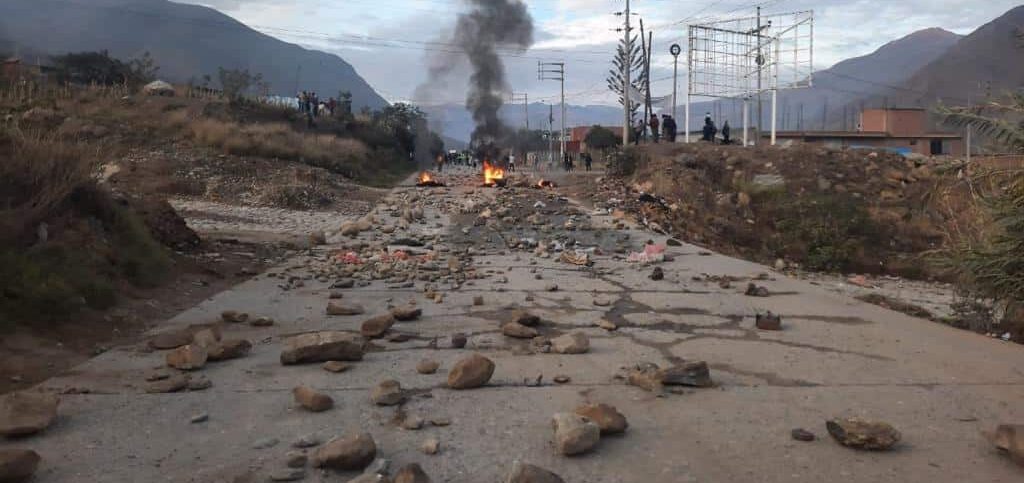 Manifestantes bloquearon Carretera Central