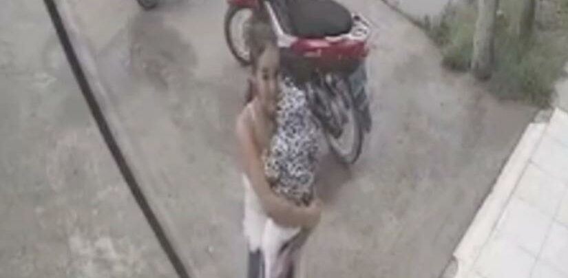 Captan a mujer con bebé en brazos robar un celular