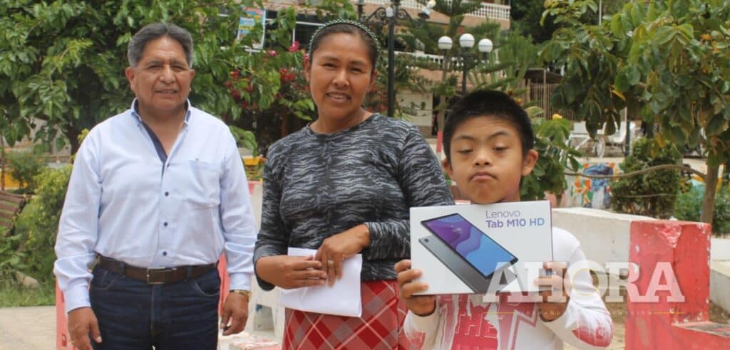 Premió a niños tras ganar concurso de dibujos