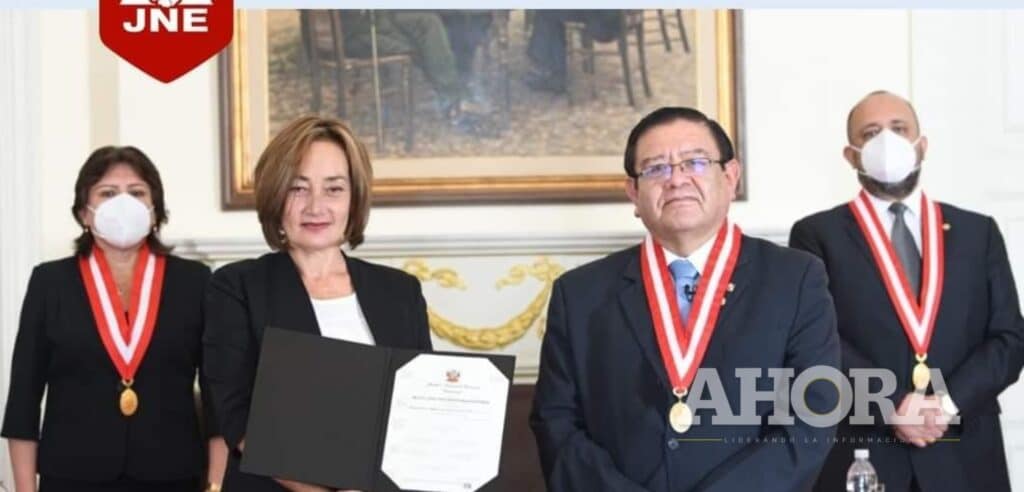 Nelcy Heidinger juramentó como congresista por Pasco en reemplazo de Freddy Díaz