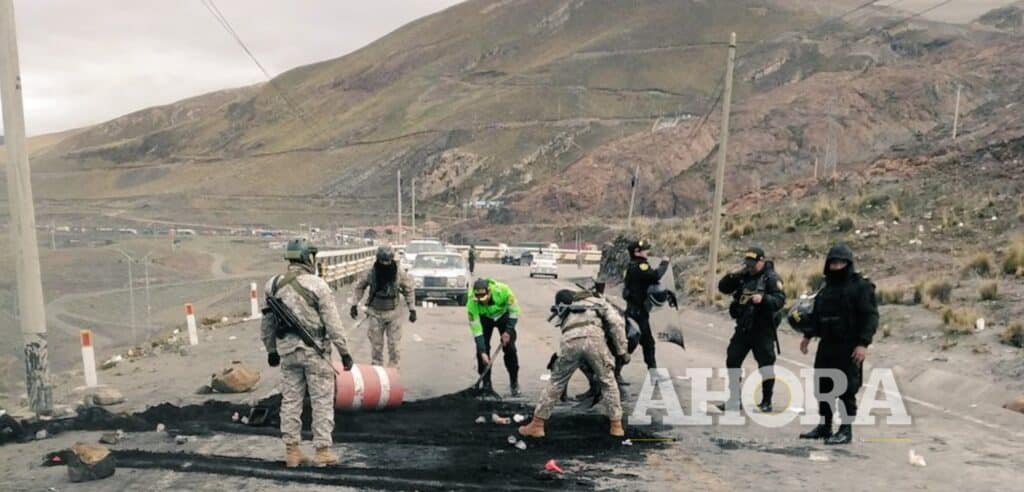 Ejército y PNP desbloquearon la Carretera Central tras conversar con manifestantes
