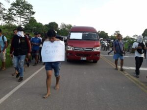 Joven fue castigado por ronderos tras ser sorprendido conduciendo una minivan robada