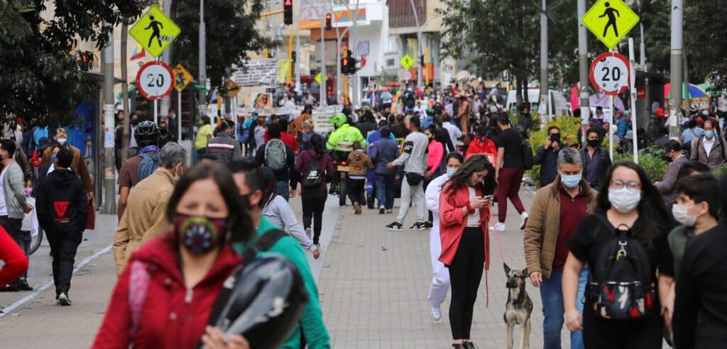 Colombianos volverán al uso del tapabocas obligatorio por mala calidad del aire