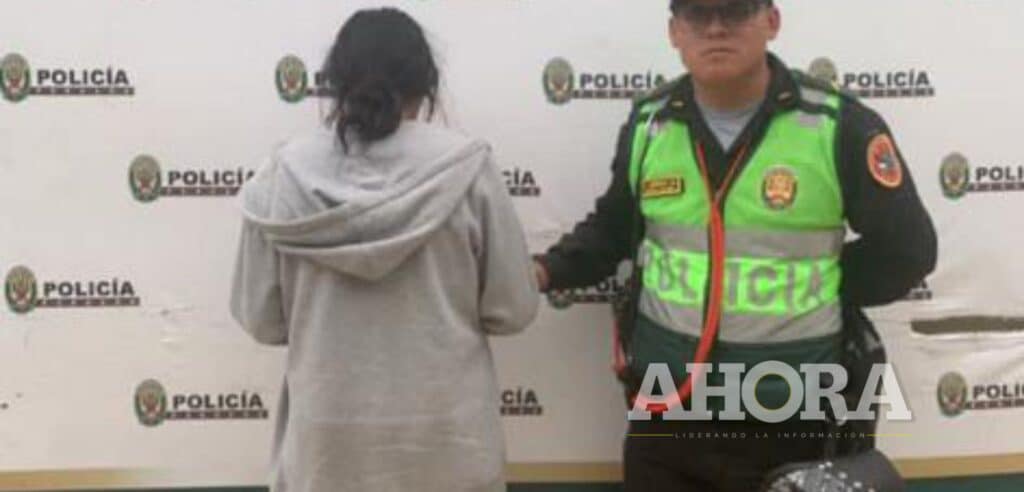 Cámaras de vigilancia captan a adolescente intentando hurtar prendas de Saga Falabella
