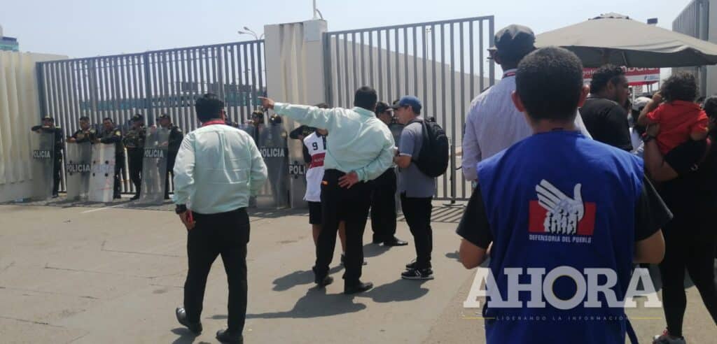 Lima: Vecinos y PNP dispersó a manifestantes que pretendían tomar el Aeropuerto Jorge Chávez