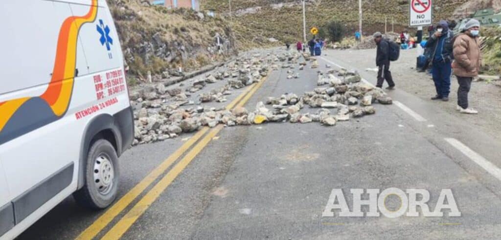 Cientos de buses, camiones y vehículos se encuentran varados en la Carretera Central
