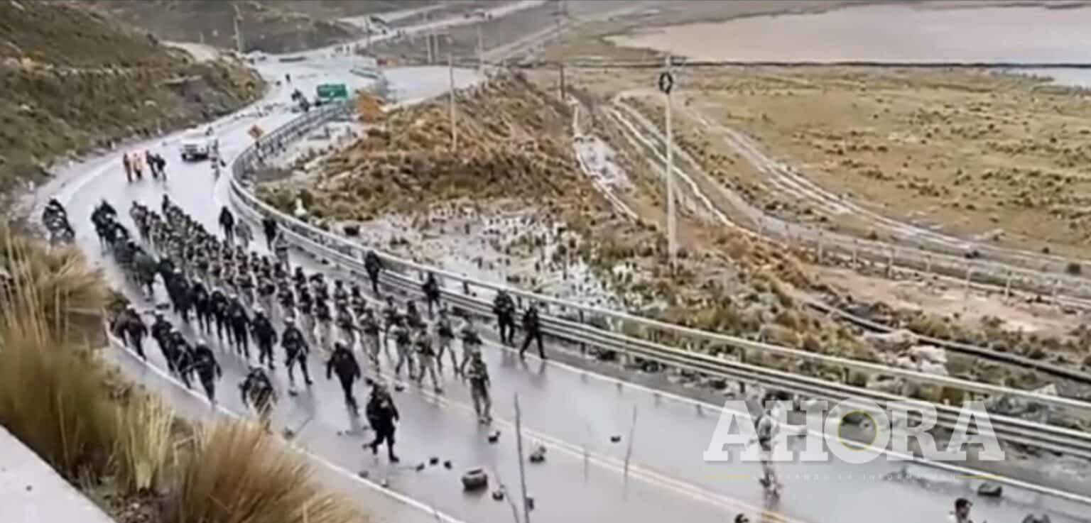 Policías y militares desbloquean por segunda vez la Carretera Central tras diálogo 