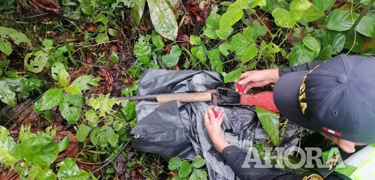 Hombre abandona escopeta y huye de policía