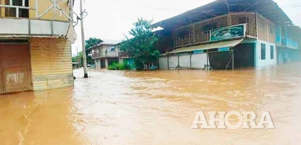 Torrenciales lluvias ocasionan deslizamientos de tierra, bloqueos e inundaciones