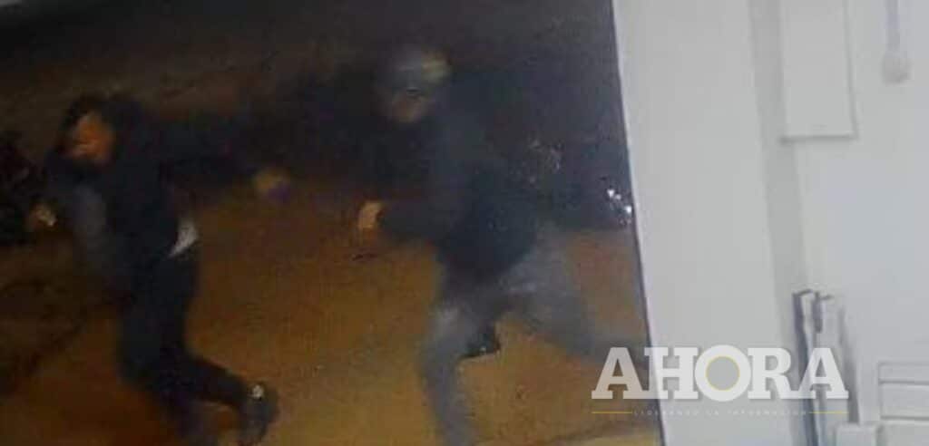 Dos raqueteros abandonaron motocicleta robada y huyeron corriendo de la Policía