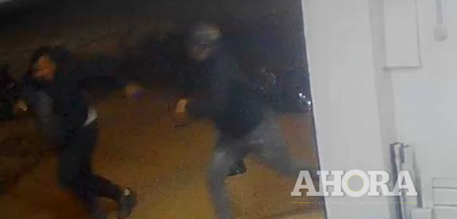 Dos raqueteros abandonaron motocicleta robada y huyeron corriendo de la Policía