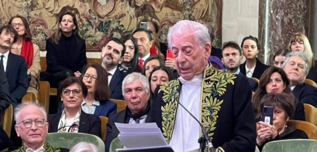 Mario Vargas Llosa se convierte en el primer escritor de habla hispana en ingresar a la Academia Francesa