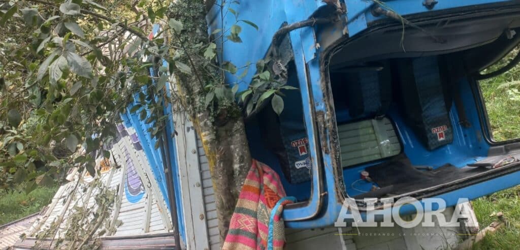 Chofer murió y tres pasajeros resultaron heridos en volcadura de camión de papas