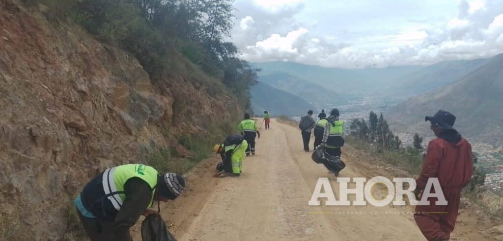 Jornadas de limpieza en la carretera al botadero de Chilepampa