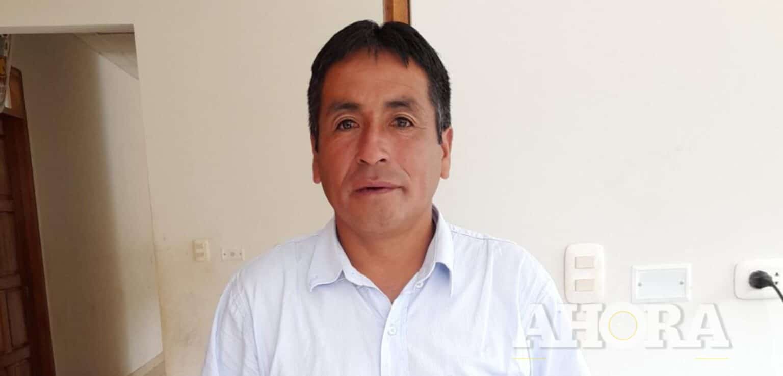 También le solicitan terreno para construir campo deportivo y brindar electrificación Durante la celebración del carnaval, el alcalde del centro poblado de Utao pidió al alcalde distrital de Churubamba buscar una solución para modernizar y ampliar las vías vehiculares de su localidad. Explicó que las pistas y trochas se encuentran en mal estado y totalmente abandonadas por las autoridades. Poniendo en riesgo a los transportistas y a la población en general. También dificulta el transporte con otros centros poblados. Aseguró que para este 06 de marzo sostendrá un encuentro con el alcalde de Churubamba, Willian Romero, y varias autoridades, donde él planteará las principales necesidades de su centro poblado. “Vamos a estar solicitando al alcalde distrital de Churubamba, William Romero, que nos amplié las carreteras, porque tenemos varios problemas debido a la situación precaria en que se encuentran nuestras vías, ya hemos conversado con él y nos ha dicho que sí nos va solucionar este problema, ojalá que cumpla su palabra”, mencionó. Manifestó que otra de las solicitudes que presentará en la reunión será la compra de un terreno para un campo deportivo y la solución a los problemas de electrificación que presentan algunas zonas. “Queremos que este encuentro nos permita levantar un acta de compromiso para dar solución a estas problemáticas, porque el alcalde, en su campaña, se ofreció hacer pistas y veredas y a comprar terrenos para campos deportivos, nosotros solo queremos que cumpla con su palabra”, sostuvo. EL DATO El alcalde del centro poblado de Utao dio su agradecimiento hacia las personas que en estas fechas visitaron Utao, para celebrar junto a sus pobladores la tradicional fiesta de carnaval, reconocida como patrimonio cultural de la nación.