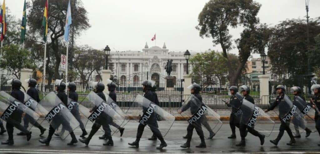Colombia: Gustavo Petro compara a la Policía Nacional del Perú con los nazis