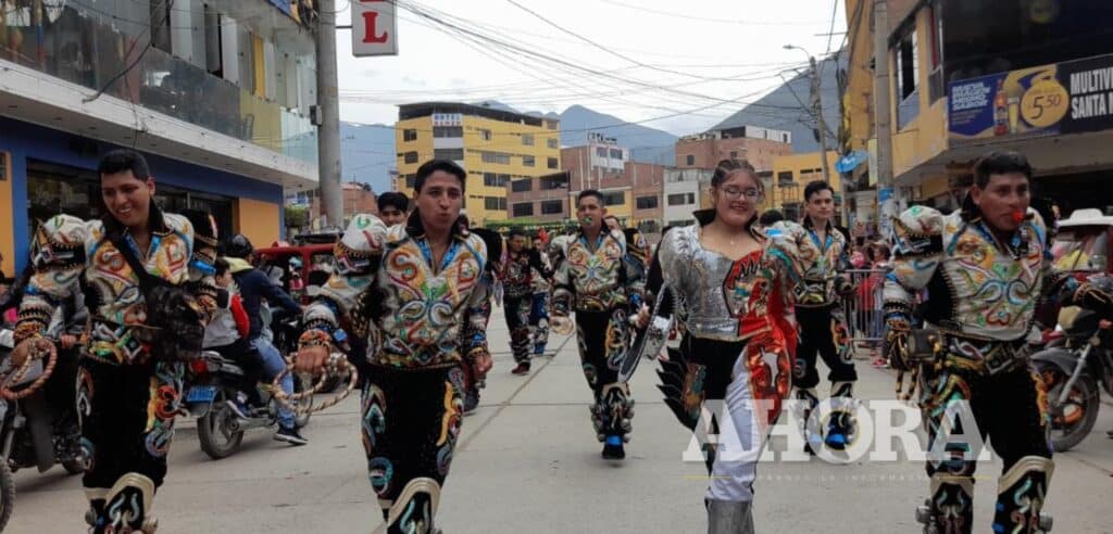 Realizan pasacalle de comparsas en honor a la Virgen de la Candelaria