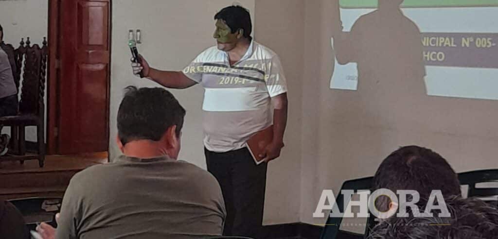 El dirigente de los transportistas, Ricardo Medina, advirtió que uno de los puntos flacos del plan de ordenamiento e intervención de las calles de Huánuco es la tarea que cumple la Policía de Tránsito en la vía pública. “La Policía de Tránsito a veces se hace de la vista gorda a tanta informalidad que existe en Huánuco y no dicen nada”, dijo. En ese sentido, informó que su gremio apoyará dicho plan, la cual fue presentada por el gerente municipal de Transporte, Teófilo Loarte. Pues consideró que una de las partes esenciales para el éxito de dicho plan son los transportistas. No obstante, indicó que, así como los transportistas se comprometen, las autoridades también deben dar su cuota de compromiso con los transportistas. “En este trabajo de ordenamiento tiene que haber un compromiso de los transportistas, muchos se están comprometiendo, sin embargo, queremos que las autoridades también se comprometan, porque ustedes van hacer lo que dicen las normas para poder hacer ese trabajo”, explicó. “Si ustedes como fiscalizadores y Policía Nacional no responden a este pedido de los transportistas no podemos hacer nada”, agregó. Por otro lado, el dirigente sostuvo que la gestión del alcalde provincial de Huánuco, Antonio Jara, está cumpliendo con escuchar y dialogar con los transportistas, tal como anunció durante su campaña política, el año pasado. Por último, Medina reconoció que la informalidad ha ganado mucho espacio en la ciudad de Huánuco y lamentó que las autoridades no hayan intervenido y ordenado las calles de la Plaza de Armas como primer paso.